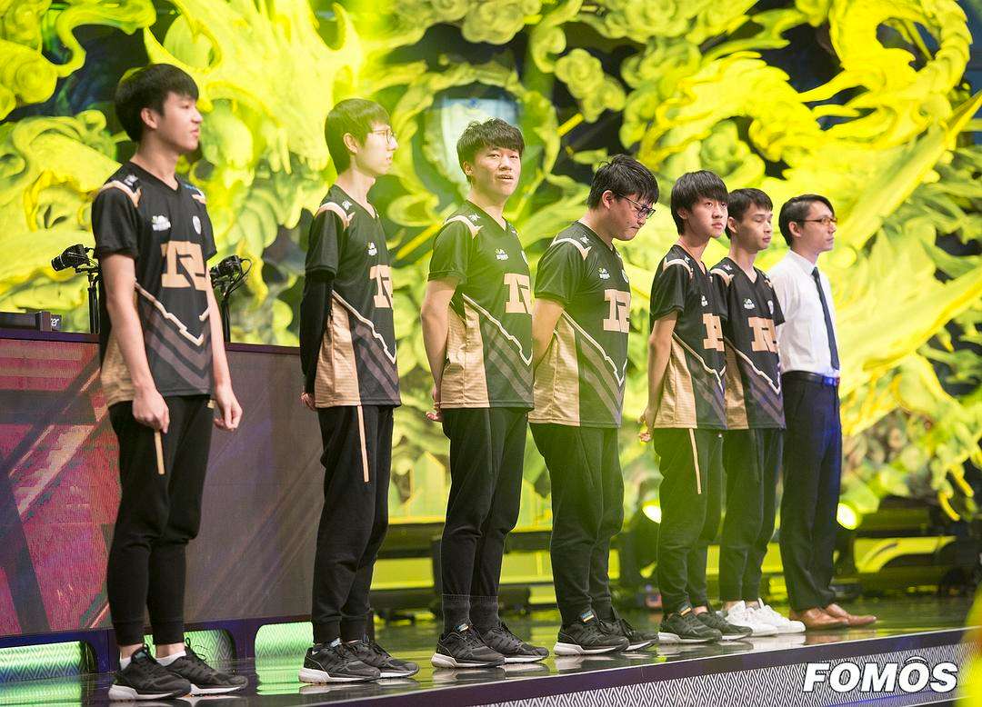 库里重返赛场，刷新纪录首场状态出色，RNG观众沸腾！全场沸腾不已(库里赛场原声)